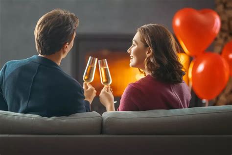 Tematické foto: Zamilovaný pár si odovzdáva valentínske darčeky