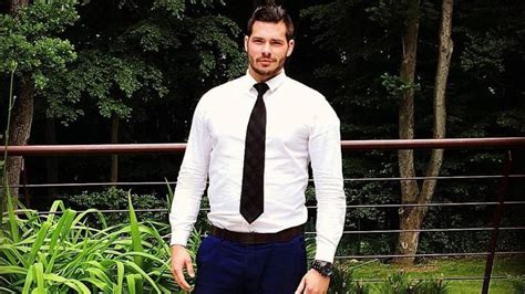 Tematické foto: Muž v elegantnej košeli s hodinkami