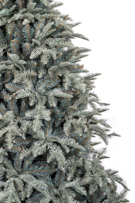 Detailný záber na zasnežené 3D vetvičky a strieborné ihličie umelej borovice