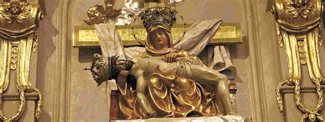 reliéf Sedembolestnej Panny Márie na oltári