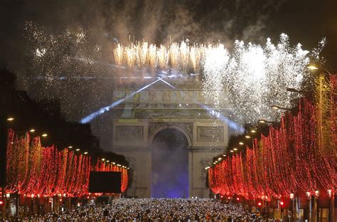 ohňostroj nad Víťazným oblúkom v Paríži
