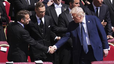 ilustračné foto: ľudia vyjadrujúci sústrasť na pohrebe, stisk ruky, objatie