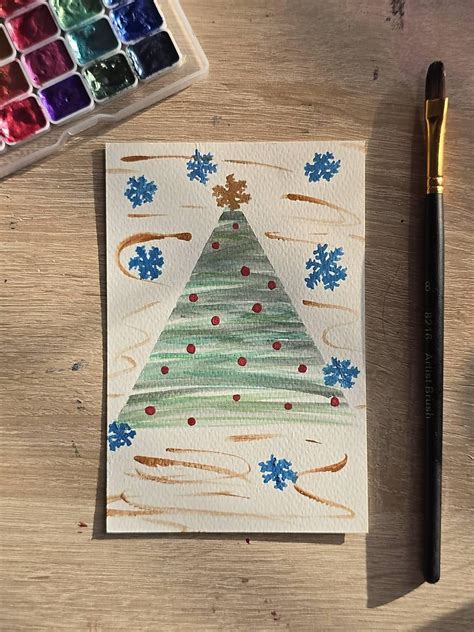 Pohľadnica s vianočným stromčekom vytvoreným z farebných papierových pásikov