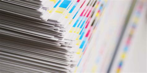 Porovnanie textúry a hrúbky bežného kancelárskeho papiera a fotopapiera