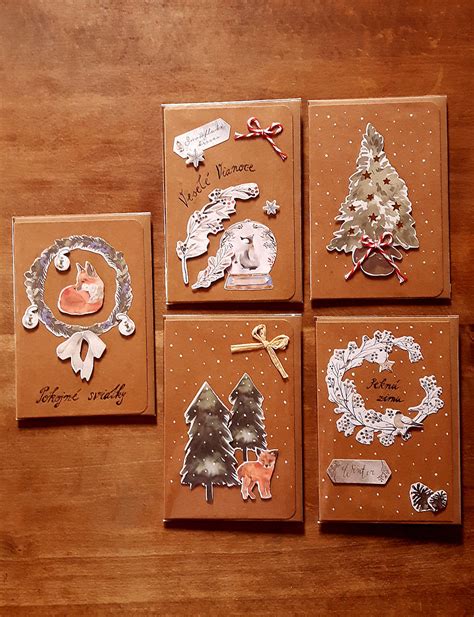 Koláž rôznych ručne vyrábaných vianočných pohľadníc ako inšpirácia