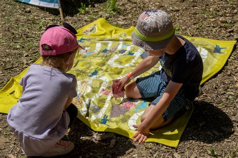 Deti tvoria pri kreatívnom stole - maľujú, vyrábajú náramky, skladajú origami