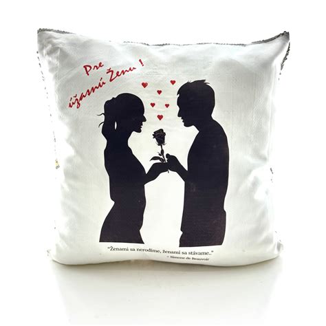 koláž s rôznymi darčekmi pre tehotnú ženu: vankúš, kozmetika, lístky, denník