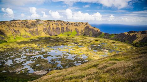 Panoramatický pohľad na Orongo a kráter Rano Kau