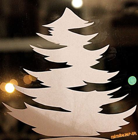 Dieťa sústredene strihá vianočné vystrihovačky