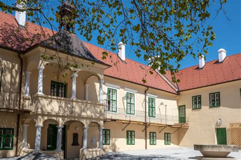 Nádvorie kaštieľa v Modre pripravené na podujatie