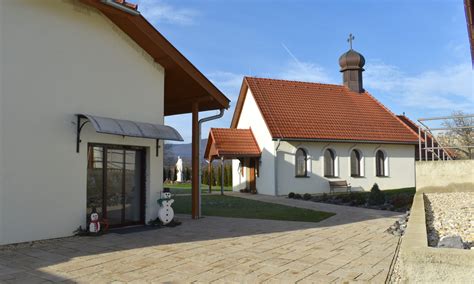 Svadobní hostia prichádzajúci do Kaplnky sv. Juraja