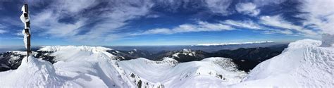 Panoramatická fotografia zasnežených Benátok počas zimného karnevalu