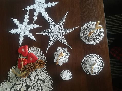 Ukážka rôznych druhov háčkovaných vianočných ozdôb (gule, hviezdy, anjelikovia)