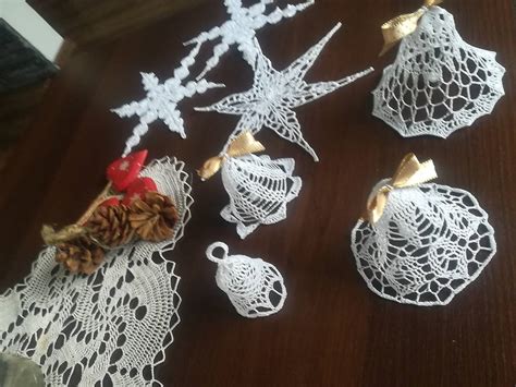 Detailné fotografie háčkovaných ozdôb rôznych tvarov.