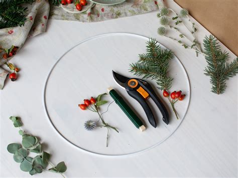 ilustrácia všetkých potrebných materiálov na výrobu adventného venca