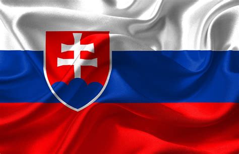 slovenská vlajka na pozadí školy