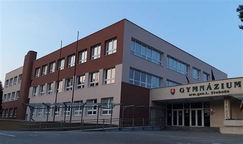 fotografia strednej školy s moderným vybavením