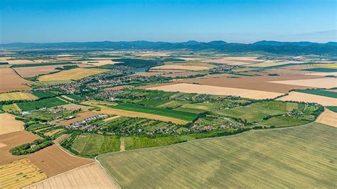 Stará pohľadnica alebo kresba obce Suchá nad Parnou s naznačením historického kostola