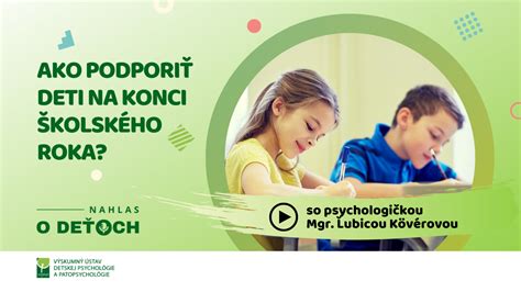 Fotografia šťastných študentov preberajúcich vysvedčenia na konci školského roka.