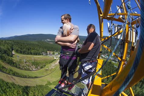 pár pri bungee jumpingu