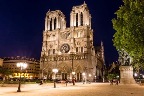Katedrála Notre-Dame v nočnom osvetlení