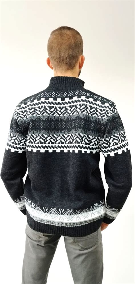 Fotografia muža v štýlovom vianočnom svetri s nórskym vzorom v domácom prostredí