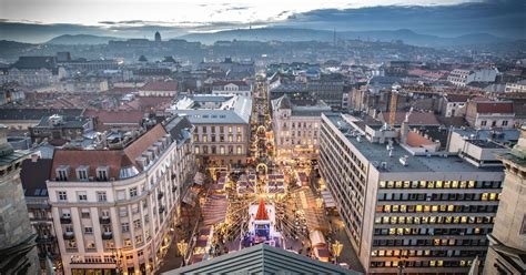 Panoramatický pohľad na osvetlené vianočné trhy v Budapešti s historickými budovami