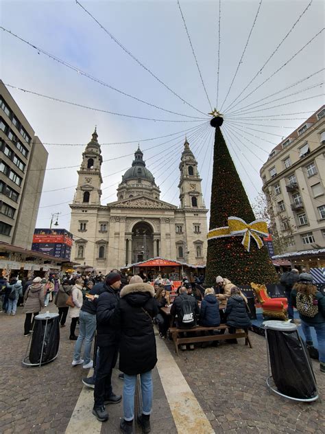 Svetelná šou a klzisko pred Bazilikou sv. Štefana počas vianočných trhov