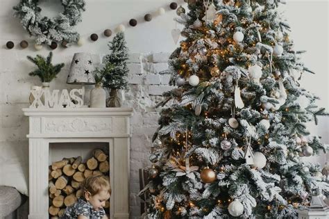 Koláž rôznych farebných paliet pre vianočné stromčeky: tradičná, elegantná, moderná a prírodná