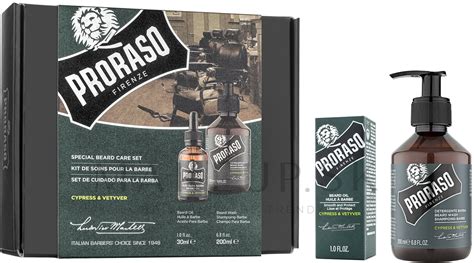 Pánske kozmetické produkty na starostlivosť o bradu a vlasy, usporiadané elegantne