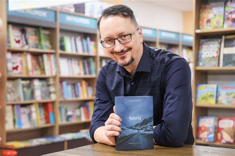 Autor Jozef Karika s knihou a netradičným nástrojom krstu