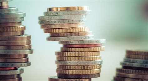 Tabuľka: Sumy dávok v hmotnej núdzi pre rôzne domácnosti