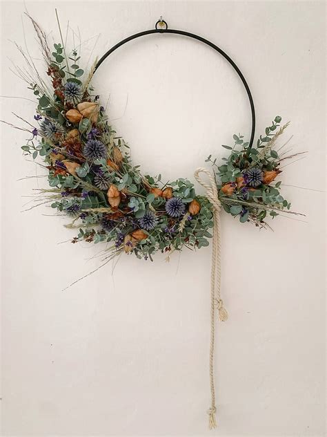 Drôtená konštrukcia na veniec s ukážkami rôznych dekorácií a materiálov