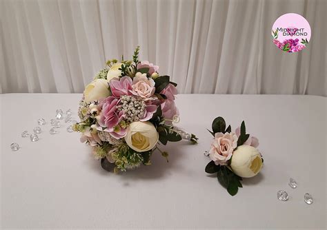 Svadobná výzdoba priestorov, kytica pre nevestu a pierko pre ženícha