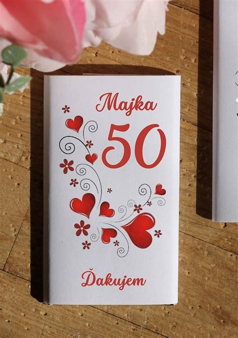 Fotografia šťastnej babičky s vnúčatami na oslave