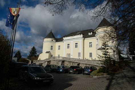 Kaštieľ Čereňany - celkový pohľad na budovu a záhradu