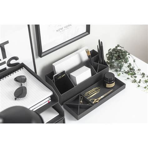 fotografia luxusných doplnkov (kožené výrobky, kvalitné písacie potreby, vkusný bytový doplnok)