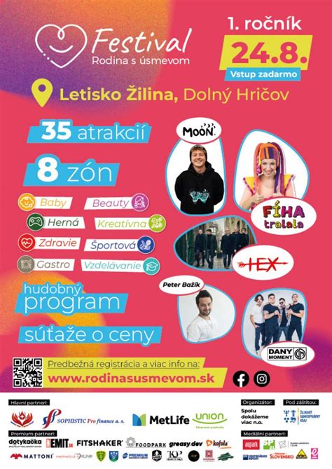 Tematické foto: Osoba držiaca pozvánku s úsmevom