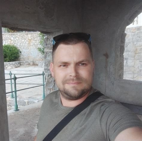 Staršia osoba drží hotovosť alebo mince v rukách, so symbolmi Vianoc v pozadí