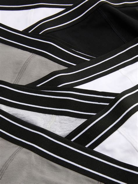 Ilustračná fotografia rôznych dámskych svetrov a pulóvrov v rôznych farbách a štýloch.