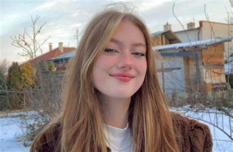 dievča na koni v prírode