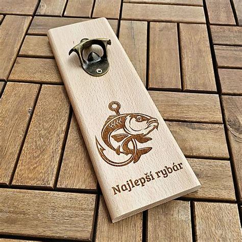 fotografia ručne vyrábaných predmetov: drevený otvárač, personalizovaná plechovka