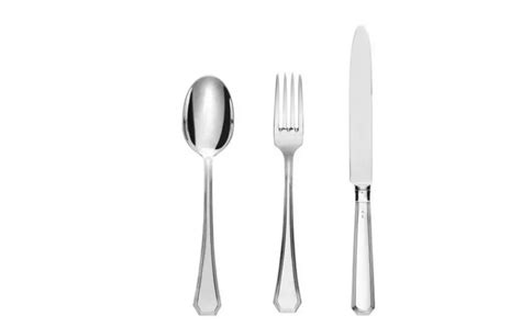 Ukážka elegantného prestierania stola s kvetinovými dekoráciami a riadom