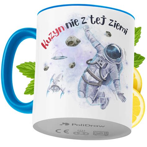 Príklad personalizovaných predmetov, ako je hrnček s fotografiou, tričko s vlastným dizajnom a vankúš s citátom, usporiadané esteticky na stole.