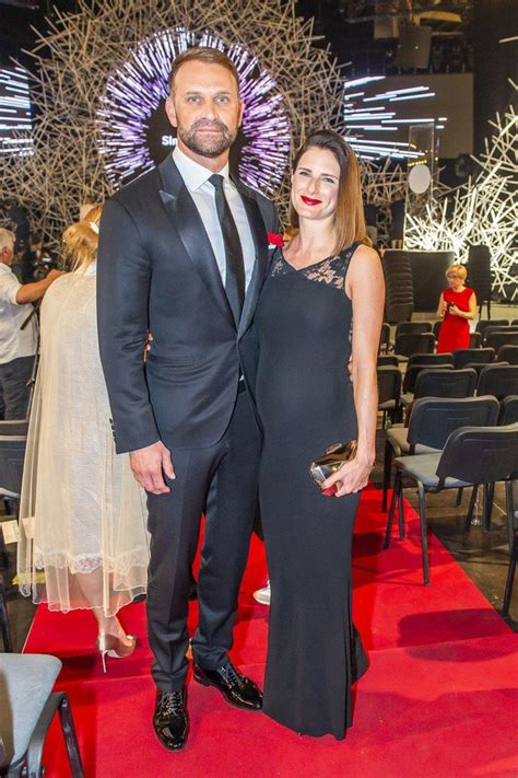 Tematické foto: herec Tomáš Maštalír s manželkou Kristínou na filmovej premiére