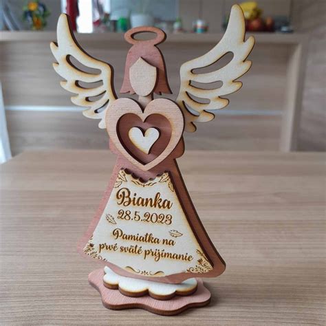 Biele holubice s menami detí ako personalizovaná dekorácia pre Prvé sväté prijímanie