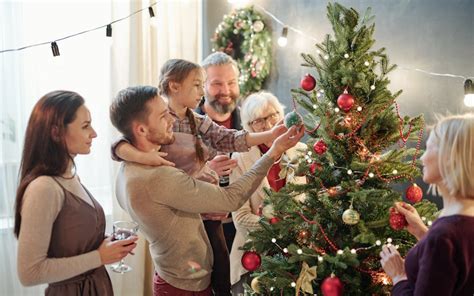 Tematické foto: deti v kruhu rodiny, vianočné sviatky, rozbaľovanie darčekov