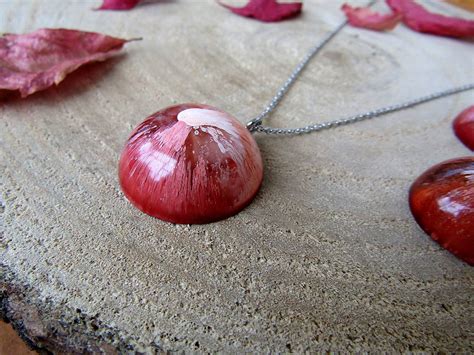 Koláž kreatívnych handmade darčekov - šperky zo živice, ručne maľovaný hrnček a papierové dekorácie