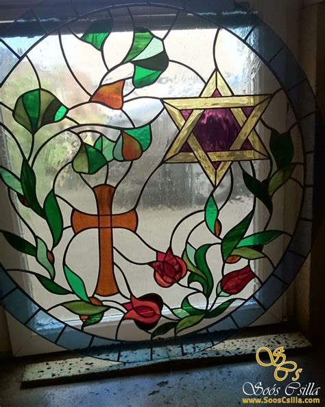 Detailný záber na zdobenú krstnú sviečku s náboženskými symbolmi