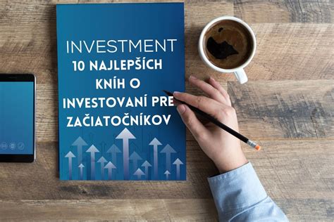 ilustrácia otvorených kníh o financiách a investovaní na stole s perom